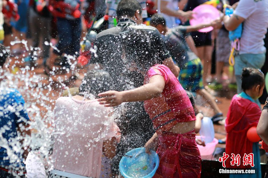 عشرة آلاف سائح يحتفلون بمهرجان "رش المياه"