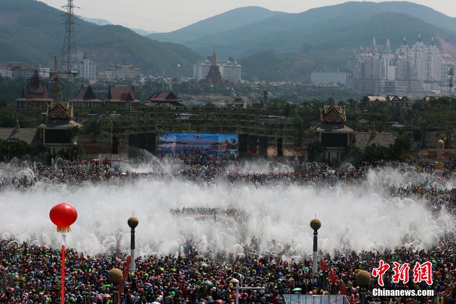عشرة آلاف سائح يحتفلون بمهرجان "رش المياه"