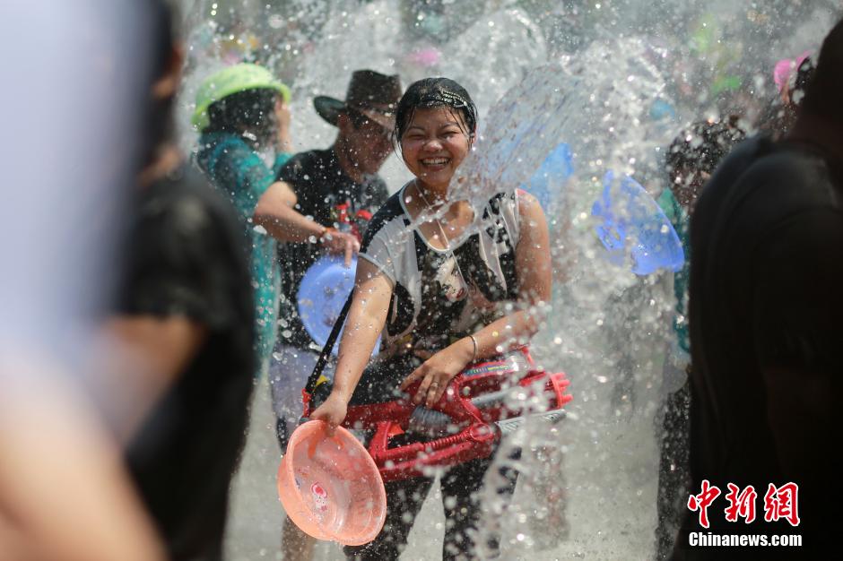 عشرة آلاف سائح يحتفلون بمهرجان "رش المياه"