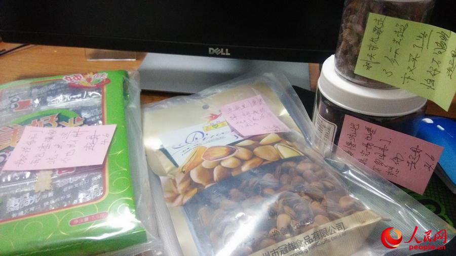 جندي حدود يحضر مؤونة سنة كاملة من الطعام لزوجته قبل العودة إلى الجيش 