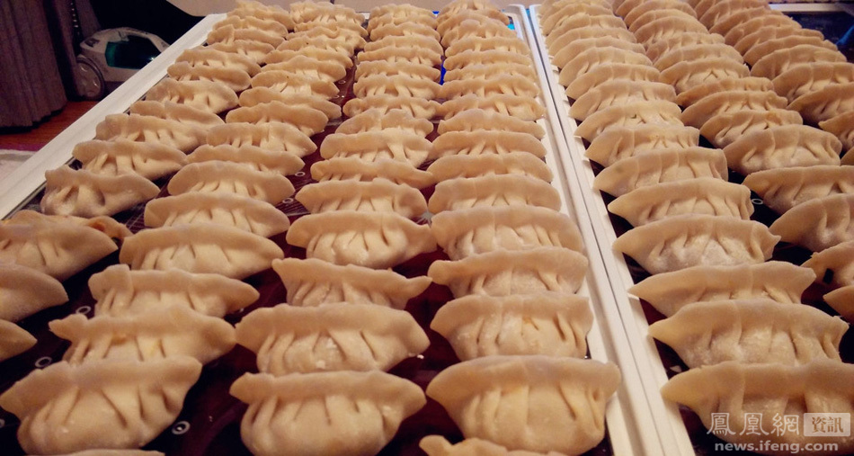 جندي حدود يحضر مؤونة سنة كاملة من الطعام لزوجته قبل العودة إلى الجيش 