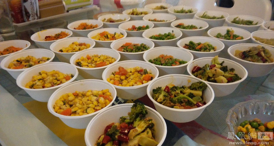 جندي حدود يحضر مؤونة سنة كاملة من الطعام لزوجته قبل العودة إلى الجيش 