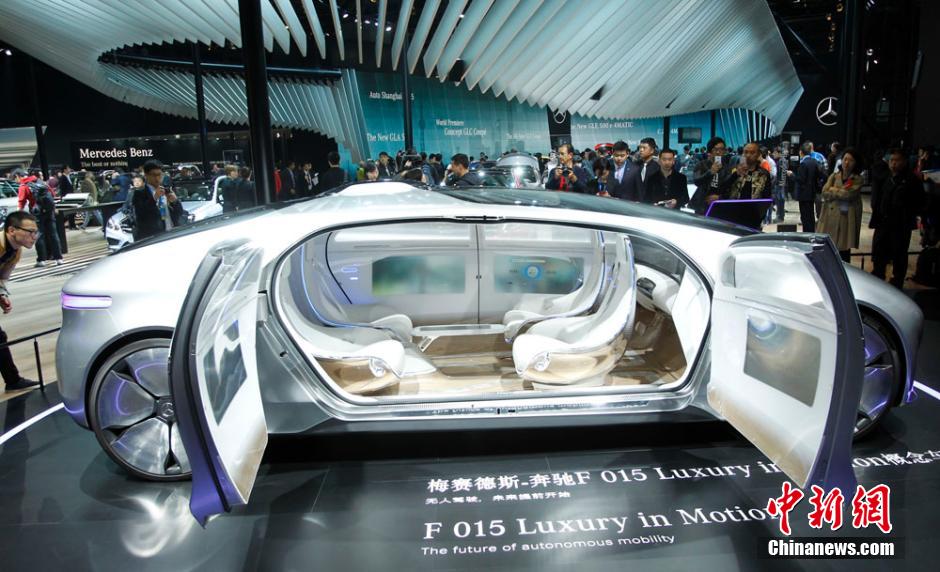مفهوم السيارة بدون سائق يلفت الأنظار في  معرض شانغهاي الدولي للسيارات