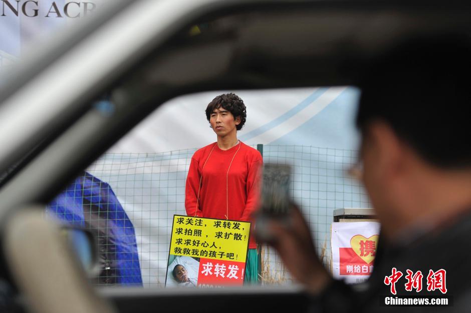 أب صيني يتنكر فى هيئة إمرأة لجمع تبرعات وانقاذ ابنه المريض