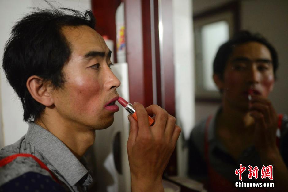 أب صيني يتنكر فى هيئة إمرأة لجمع تبرعات وانقاذ ابنه المريض