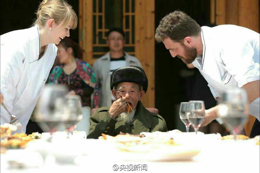 مسن صيني (92 عاماً) يتمتع بأطعمة إيطالية مُشتراة عبر الإنترنت