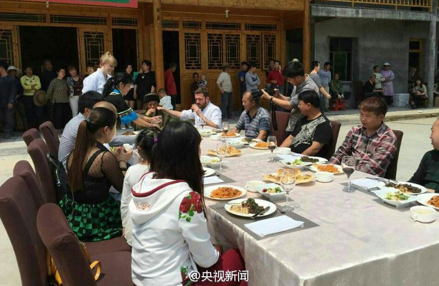 مسن صيني (92 عاماً) يتمتع بأطعمة إيطالية مُشتراة عبر الإنترنت