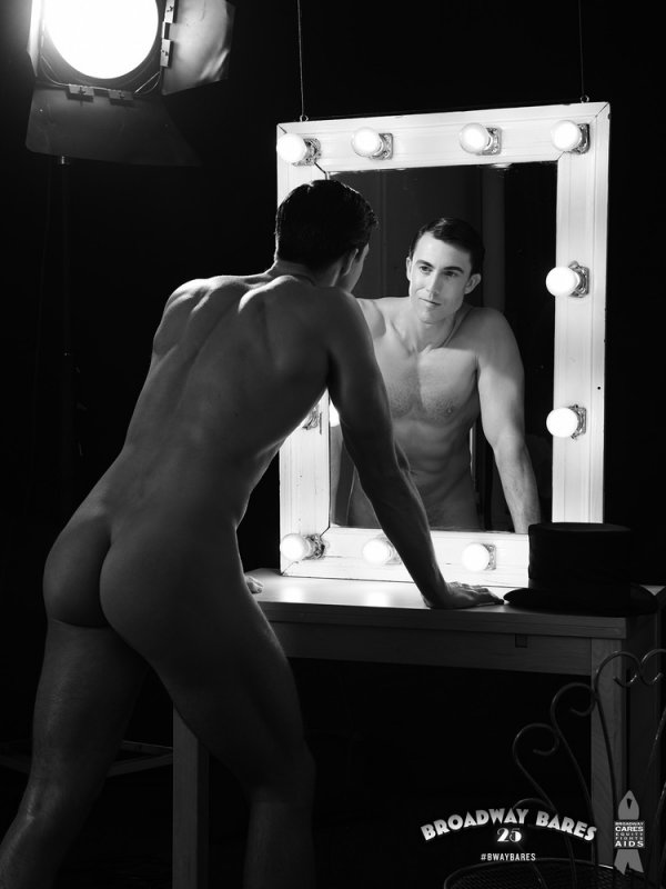 عرض تعرٍّ ينظم في برودواي الأمريكية يونيو المقبل لصالح مصابين بالأيدز