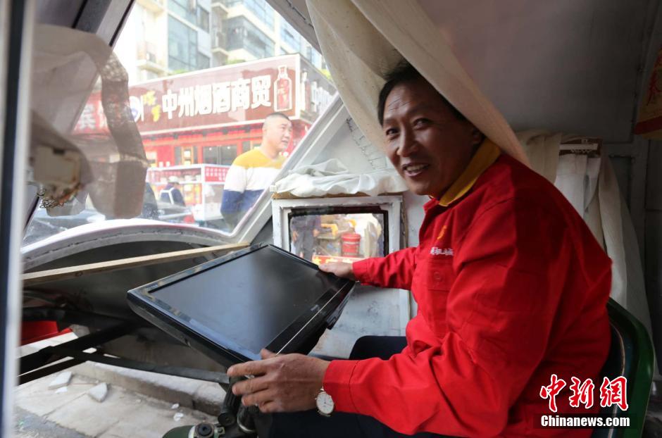 مسن صيني يصنع "مروحية" ليسافر بأمه في أنحاء الصين