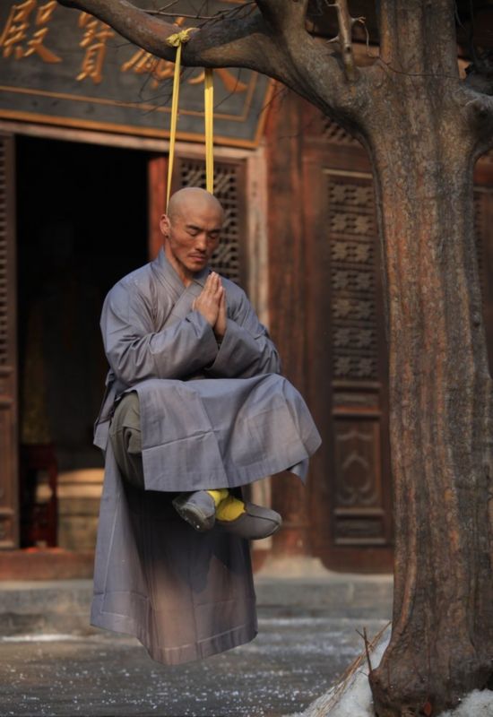 صور لراهب صيني "يشنق" نفسه أثناء ممارسة الكونغ فو