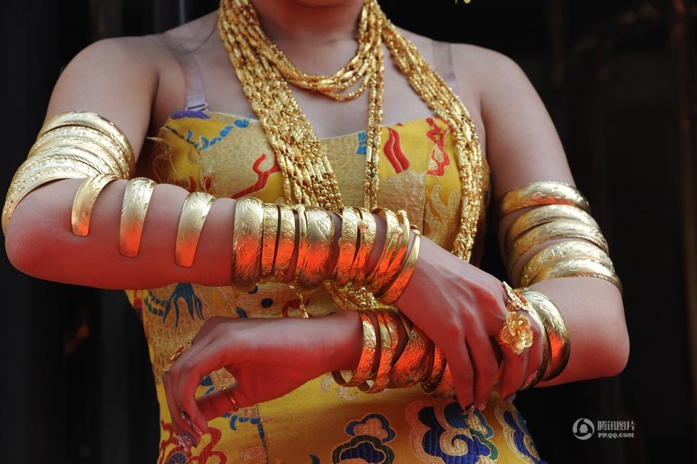 عرض "حافلة ذهبية" فى الصين