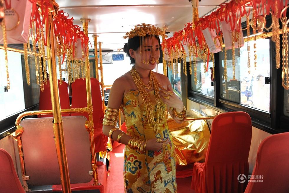 عرض "حافلة ذهبية" فى الصين