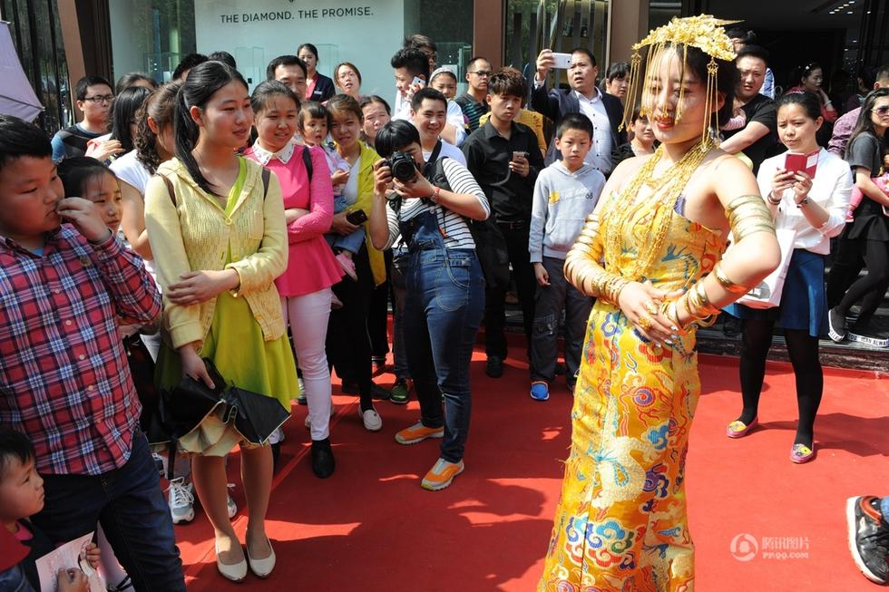 عرض "حافلة ذهبية" فى الصين