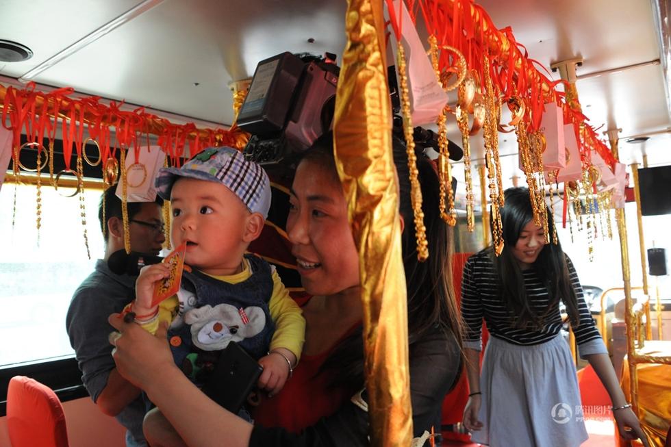 عرض "حافلة ذهبية" فى الصين