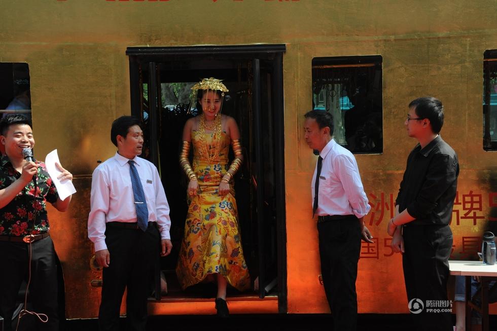 عرض "حافلة ذهبية" فى الصين