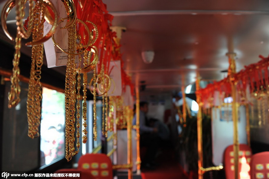 عرض "حافلة ذهبية" فى الصين