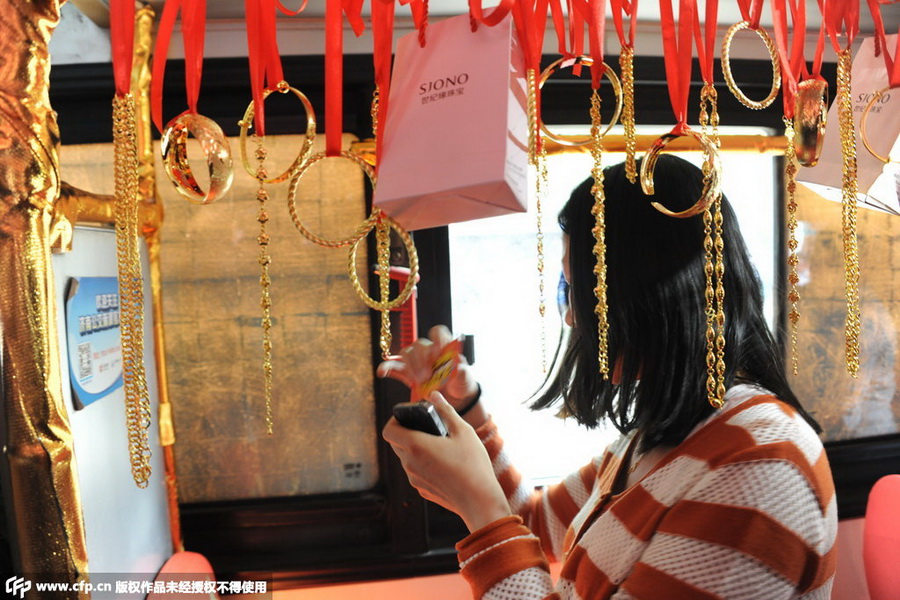 عرض "حافلة ذهبية" فى الصين