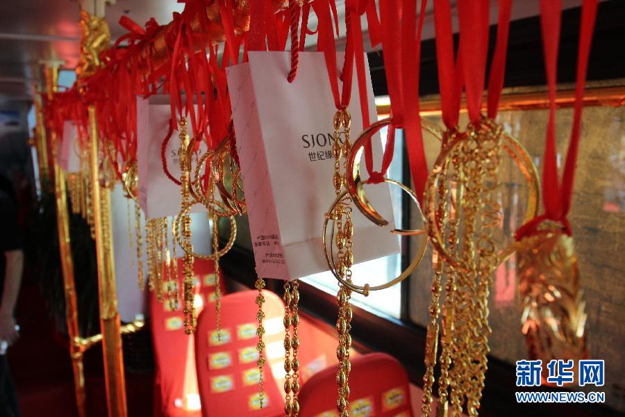 عرض "حافلة ذهبية" فى الصين