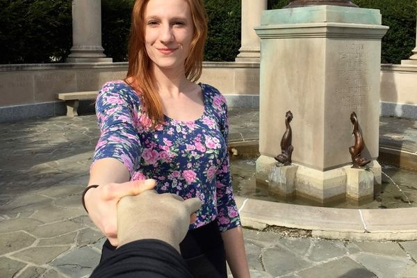 عصا للتصوير على شكل ذراع  تعالج مشاكل "السيلفي"