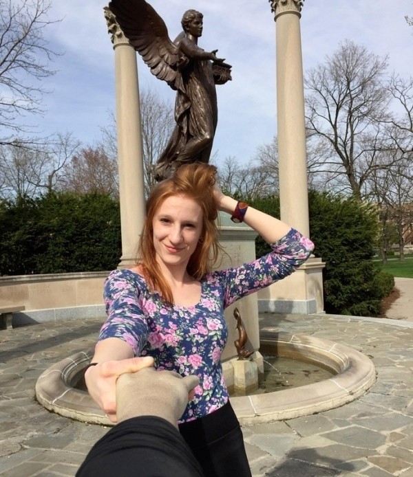 عصا للتصوير على شكل ذراع  تعالج مشاكل "السيلفي"