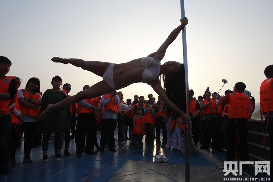 راقصة عمود تتحدي "العلم البشري" ببيكيني