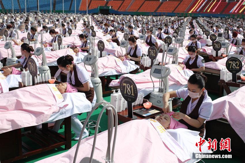 مدينة جينان الصينية تحقق رقما قياسيا لأكبر قاعة تجميل للنساء