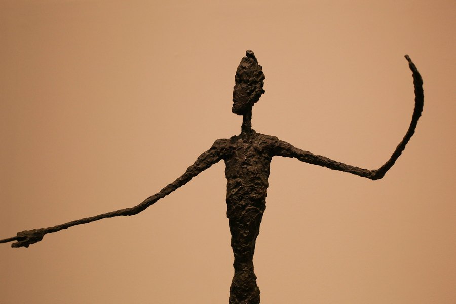 تمثال "رجل يشير إلى البعيد" البرونزي للنحات البرتو جياكوميتي، بيع في المزاد بسعر 140 مليون دولار أمريكي