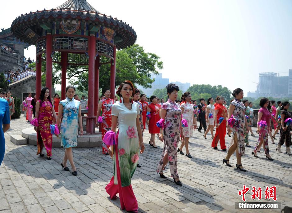 150 ألف إمرأة يعرضن فساتين "الشيونغسام" الصينية في جميع أنحاء العالم