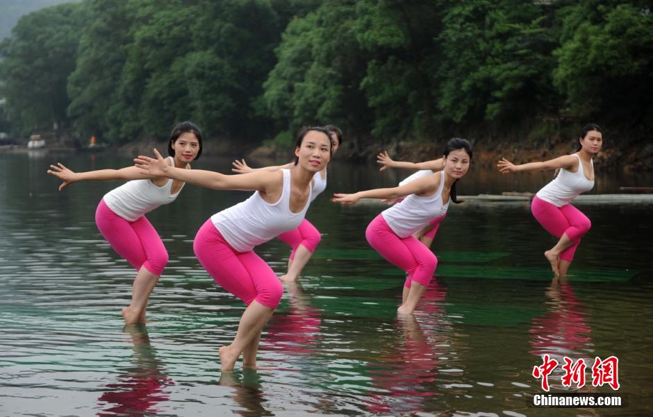 حسناوات يعرضن اليوغا المائية في مدينة تشانغشا