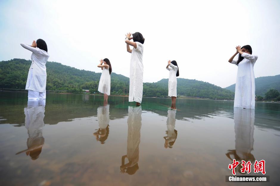 حسناوات يعرضن اليوغا المائية في مدينة تشانغشا