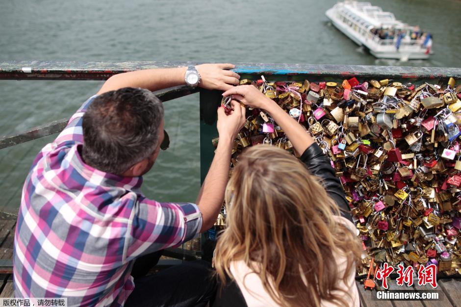 باريس ستغلق "جسر أقفال الحب" وتفتح كل الأقفال