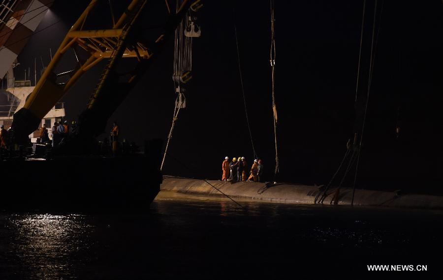 فريق الانقاذ يبدأ إعادة السفينة الغارقة إلى وضعها الصحيح