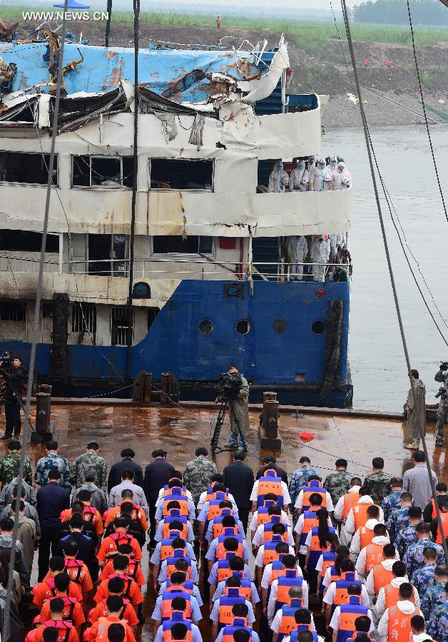 إقامة مراسم الحداد على ضحايا حادث غرق السفينة في نهر اليانغتسي