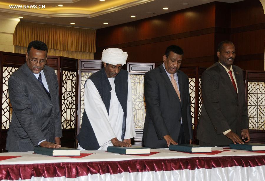 الحكومة السودانية الجديدة تؤدى اليمين الدستورية امام البشير