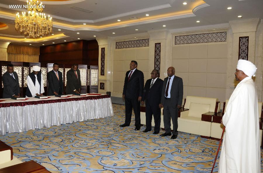 الحكومة السودانية الجديدة تؤدى اليمين الدستورية امام البشير