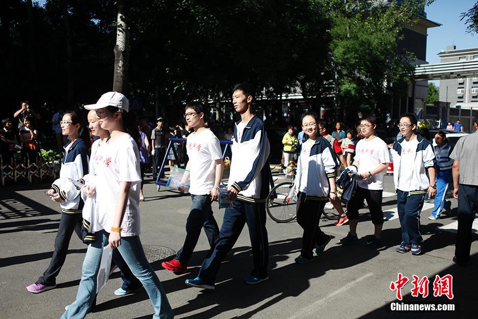 9.42 مليون طالب ثانوية صيني يخضع لامتحان القبول بالجامعات