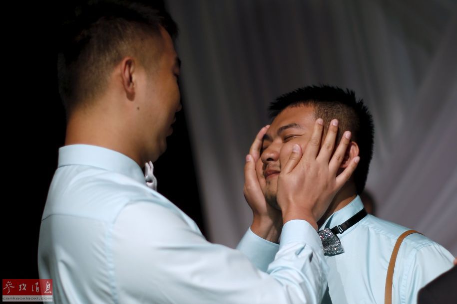 المثليون الصينيون ينظمون حفل زفاف جماعي فى أمريكا