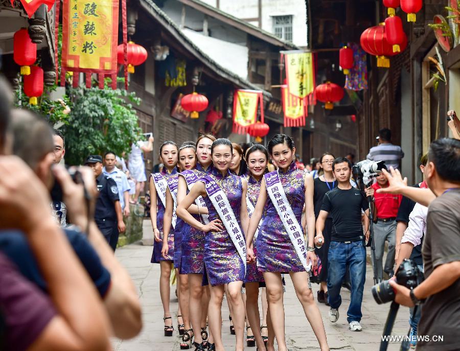 إقامة حفلة افتتاح الدورة الأولى لمهرجان السياحة لمدينة آن جيوي القديمة بتشونغتشينغ