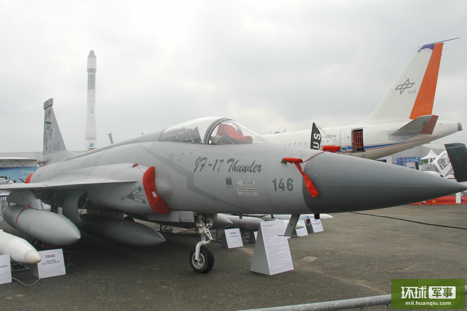 تشارك الطائرة المقاتلة "شياو لونغ" للقوات الجوية الباكستانية في معرض باريس الدولي للطيران.