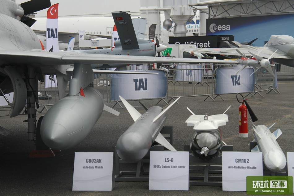 تشارك الطائرة المقاتلة "شياو لونغ" للقوات الجوية الباكستانية في معرض باريس الدولي للطيران.