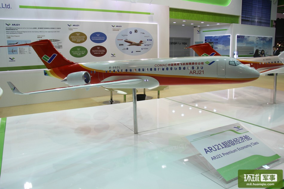 نماذج الطائرات من طراز  ARJ21 و C919 المعروضة في كشك شركة الطائرات التجارية الصينية 