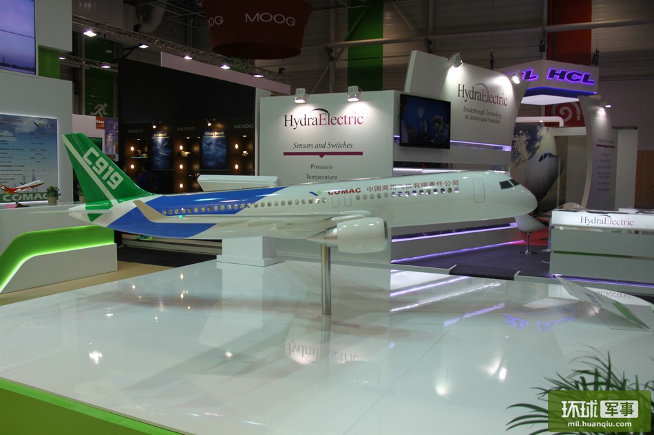 نماذج الطائرات من طراز  ARJ21 و C919 المعروضة في كشك شركة الطائرات التجارية الصينية 
