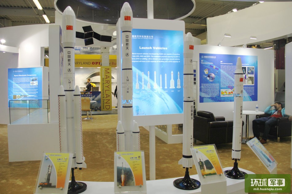 تعرض شركة "السور العظيم" الصينية للصناعات سلسلة من الصواريخ ومعدات الأقمار الصناعية.   
