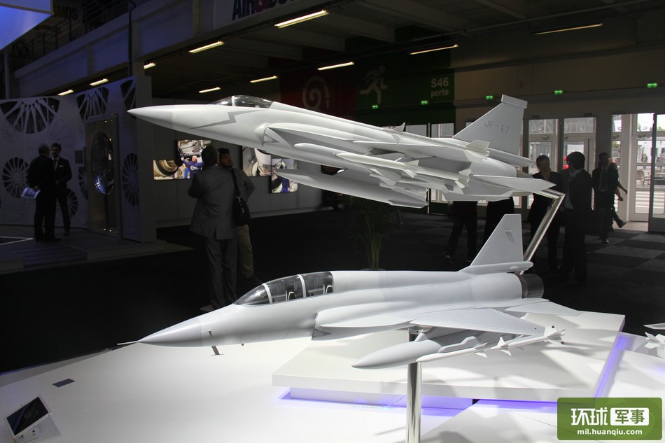 تعرض الشركة الصينية لصناعة الطيران نماذج الطائرات "شياو لونغ" ذات مقعد ومقعدين. 