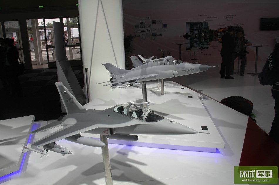 تعرض الشركة الصينية لصناعة الطيران طائرات التدريب، بما فيها طائرة التدريب L15  وطائرة التدريب "نسر". 