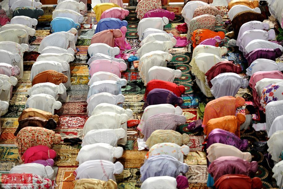 المسلمون يستقبلون شهر رمضان في مختلف أنحاء العالم