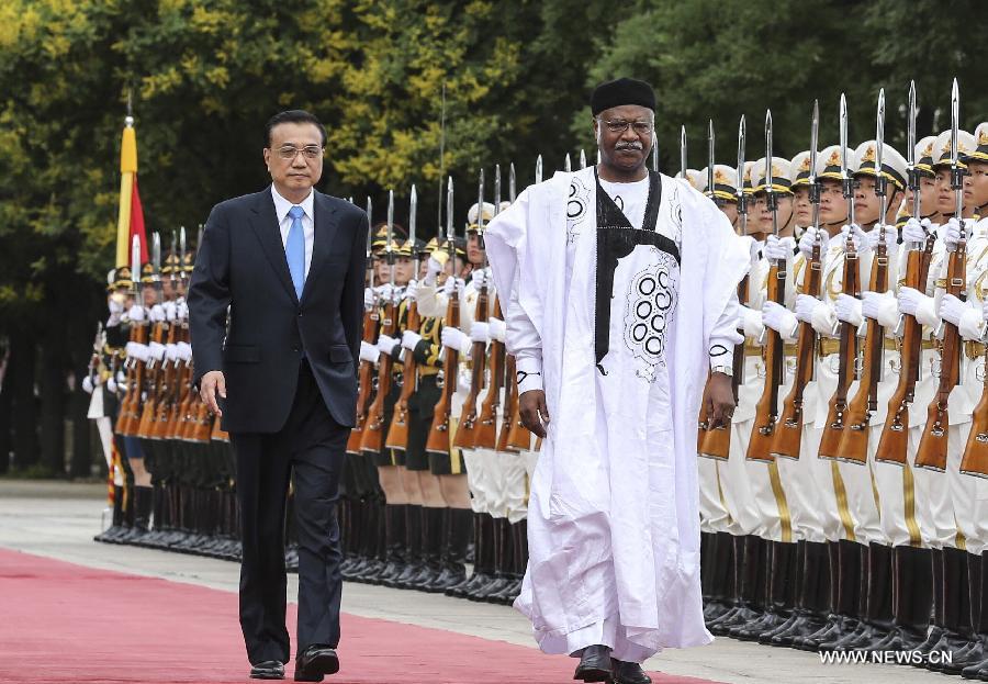 رئيس مجلس الدولة الصيني يتعهد بتطوير التعاون مع الكاميرون