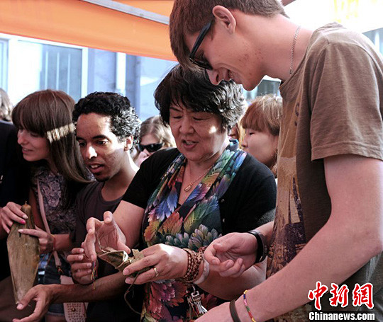 الطلبة الأجانب يصنعون "طبق تسونغتسي" احتفالا بعيد دوانوو