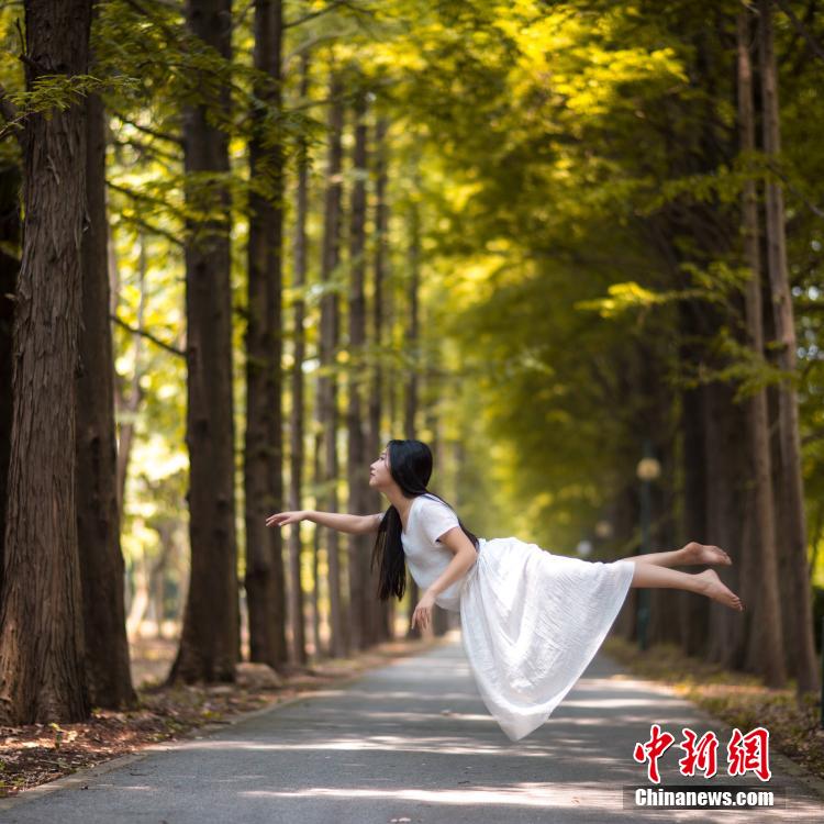 البوم صور لراقصة عمود صينية "معلقة" فى الهواء