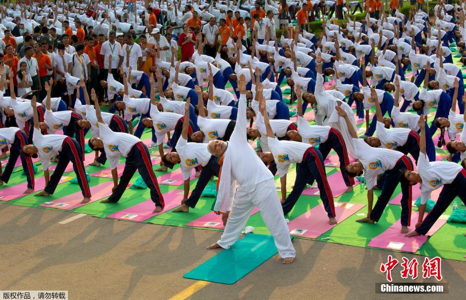 احتفال بأول يوم دولي لليوغا في الهند يثير نقاشا ساخنا حول  الصين